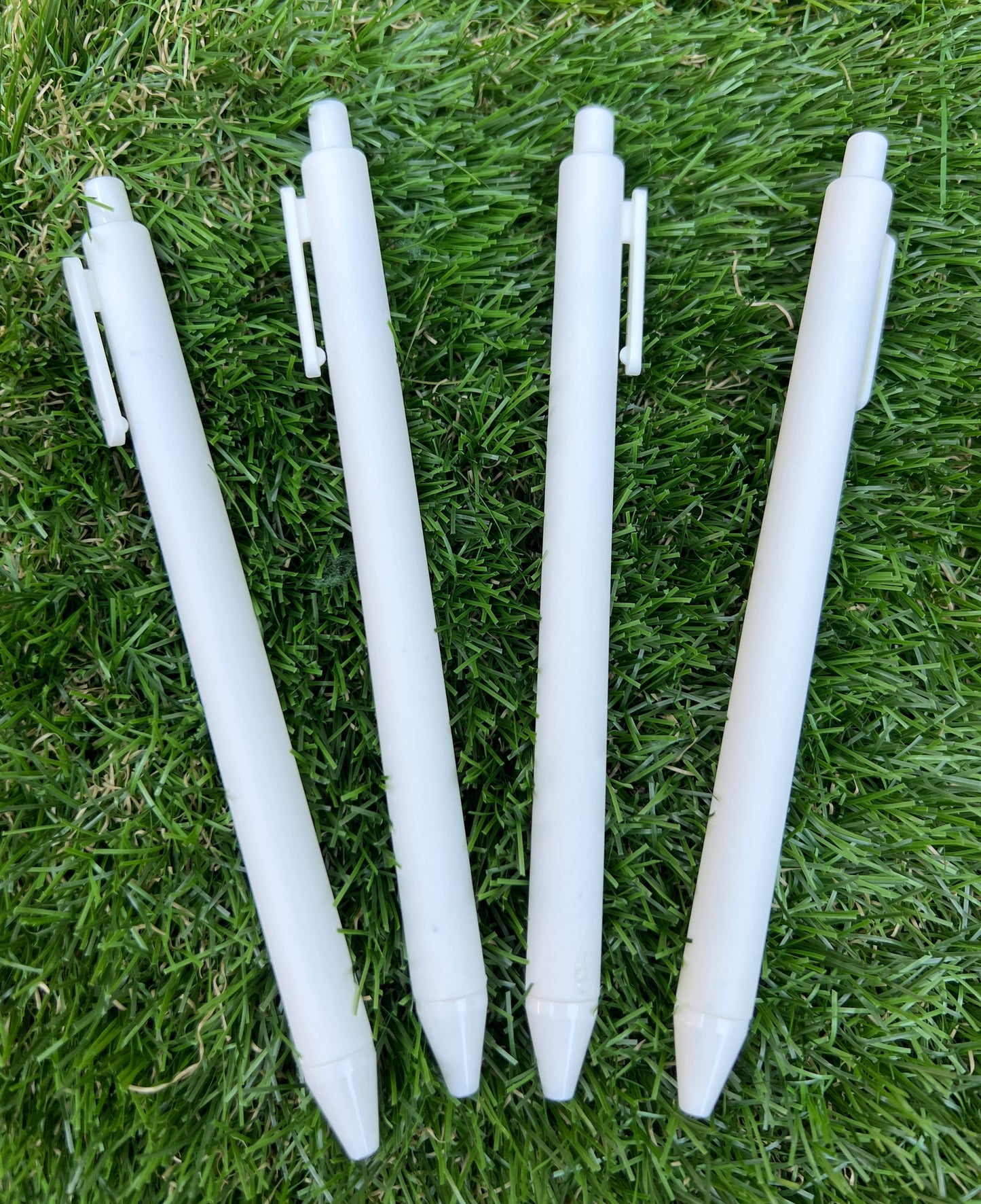 Pens white