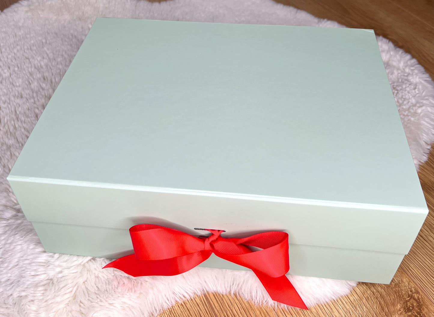 Magnetic box Sage green with ribbons