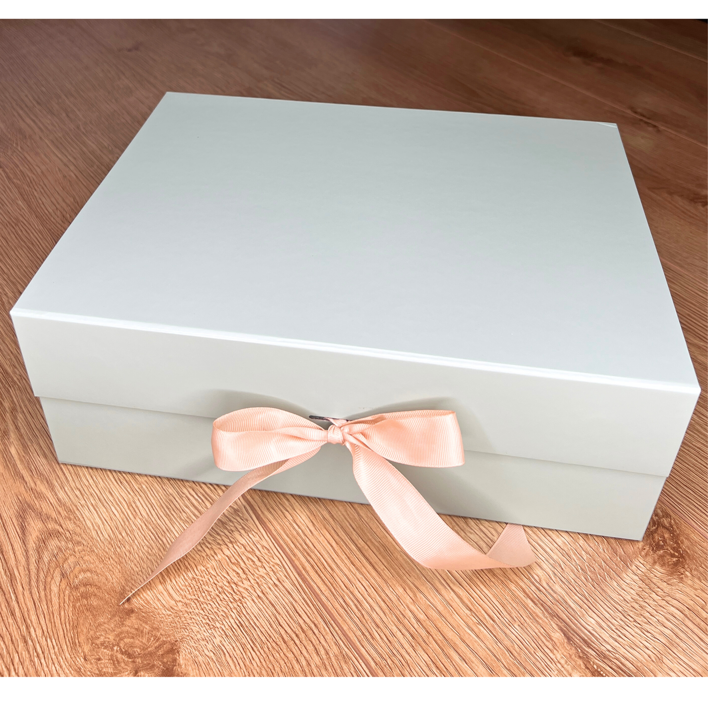 Magnetic box Sage green with ribbons