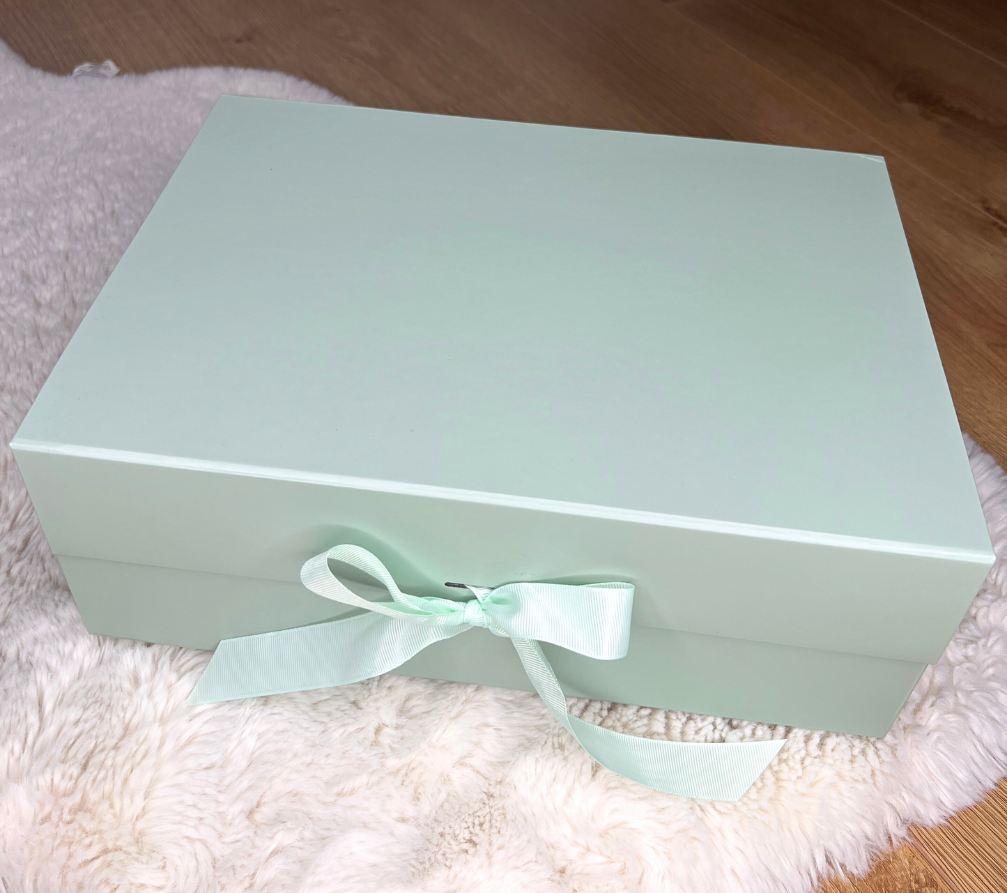 Magnetic box Sage green with ribbons