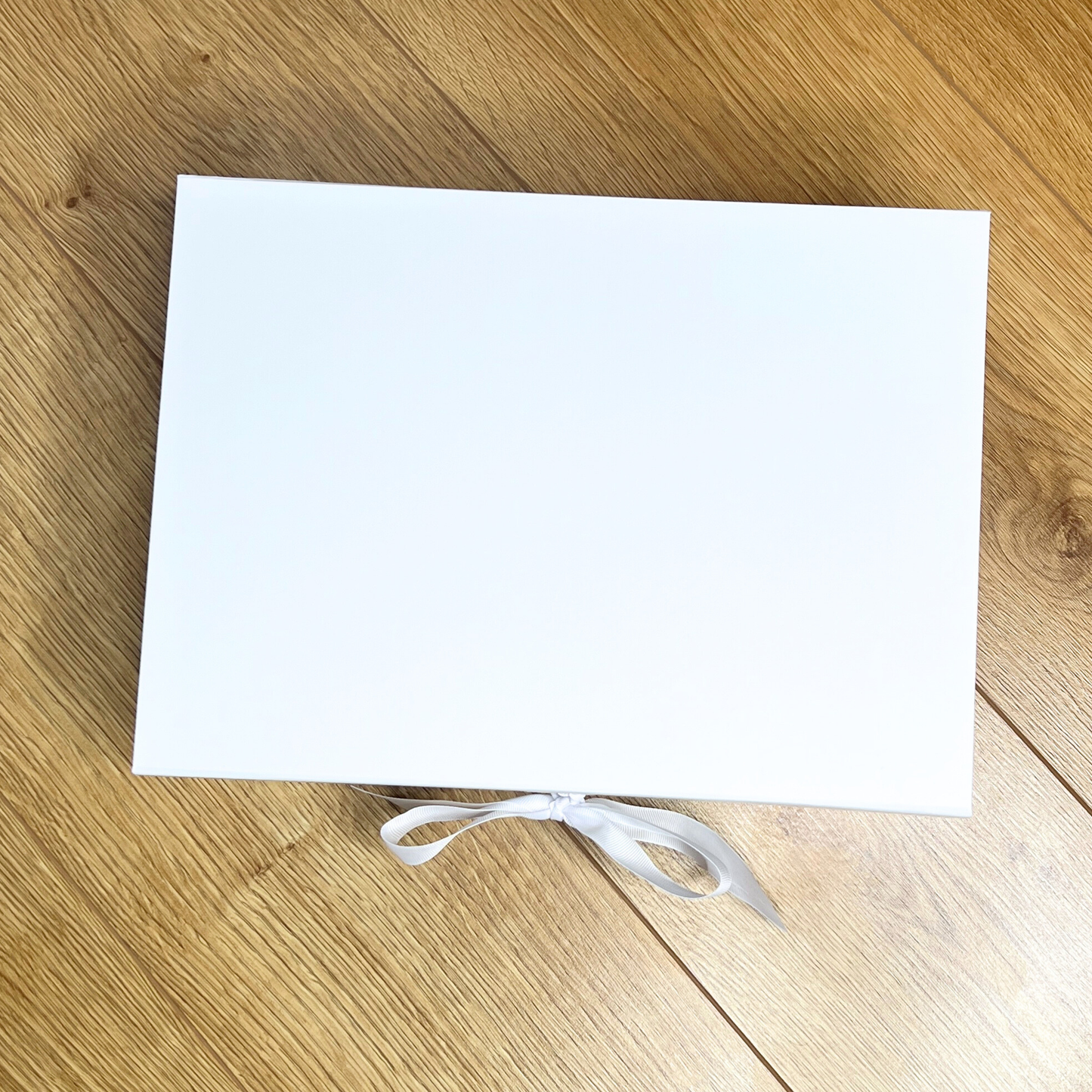 Magnetic box white with ribbons
